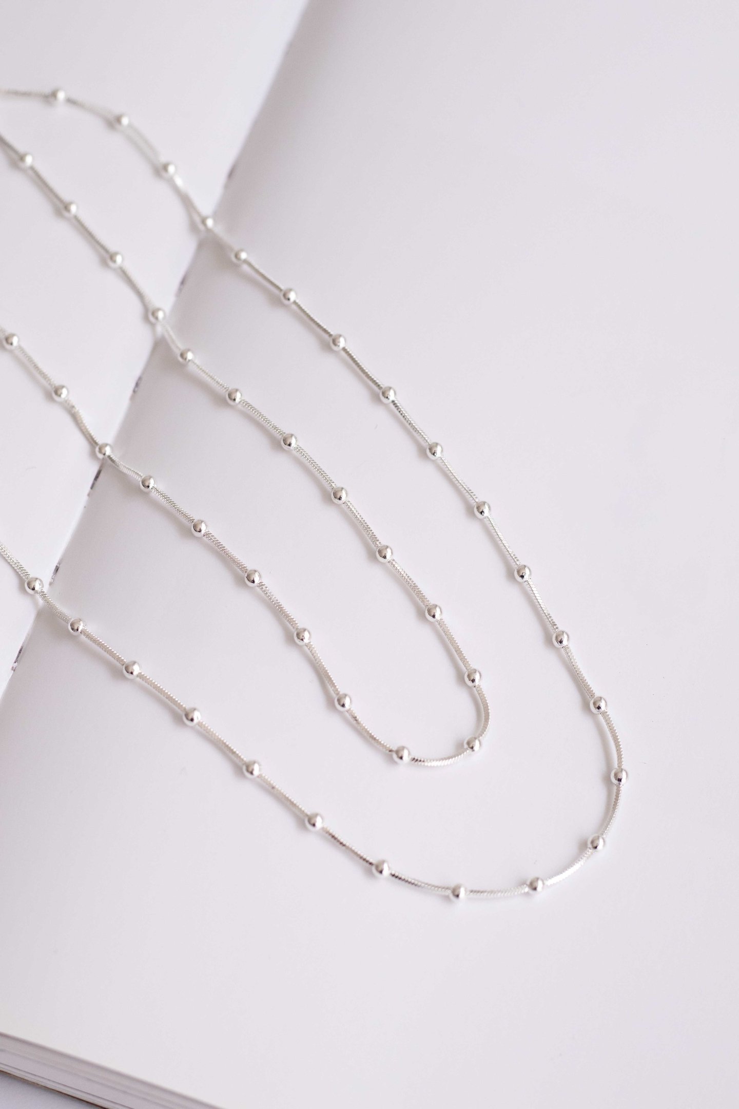 CH77 CHOKER BOLINHAS ÚNICA RETA PRATA