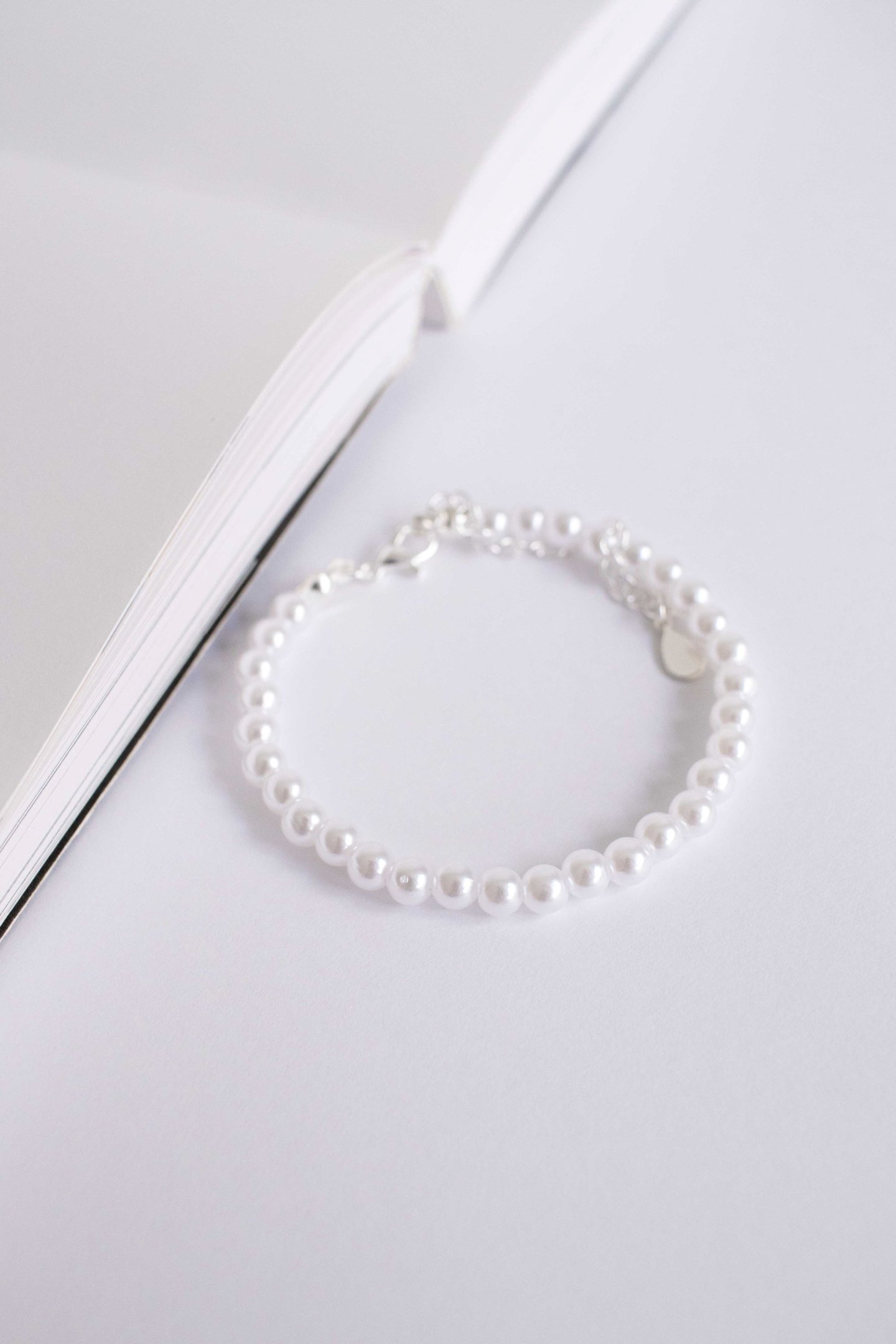 P147 - Pulseira Prata Pérolas Branca