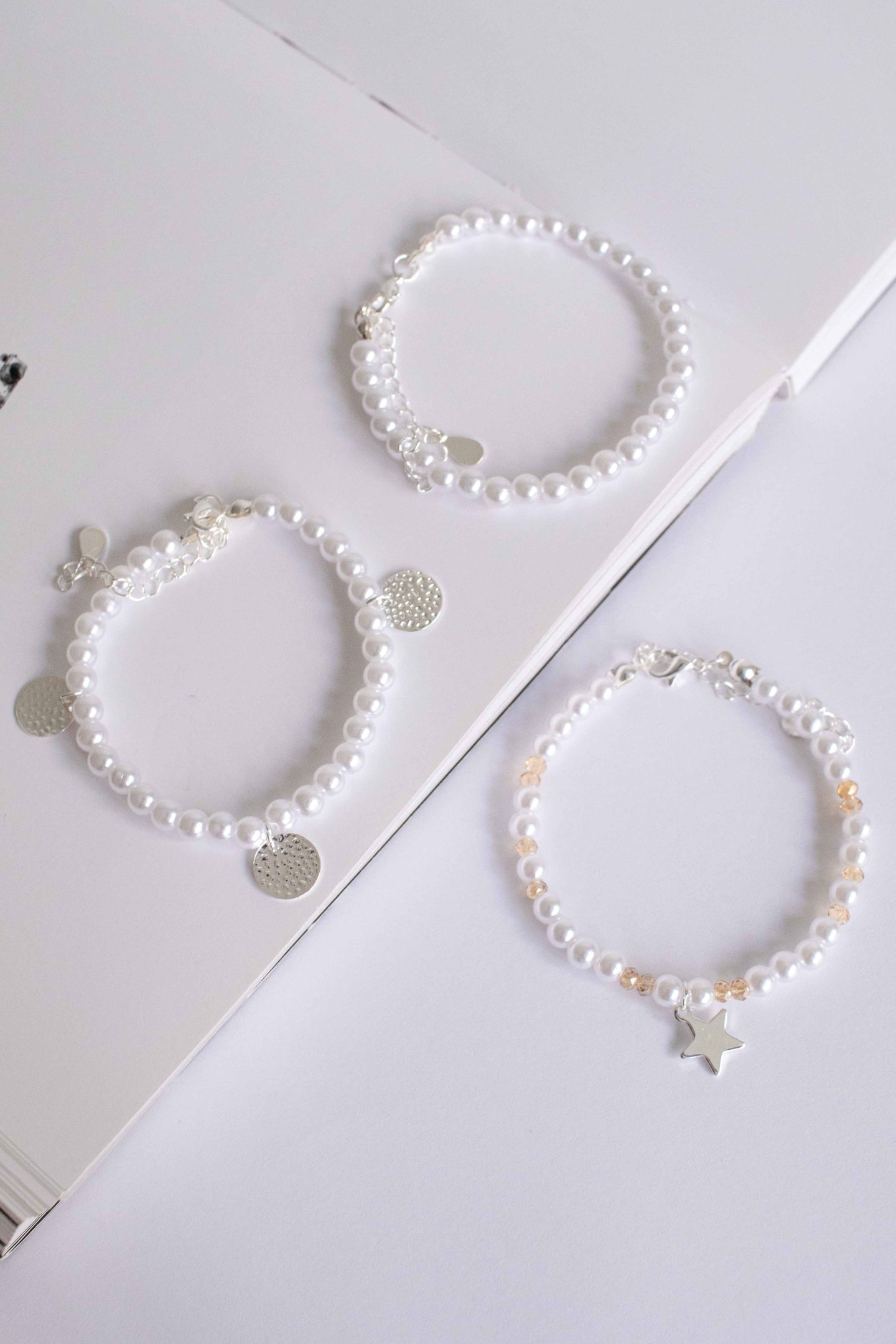 P147 - Pulseira Prata Pérolas Branca